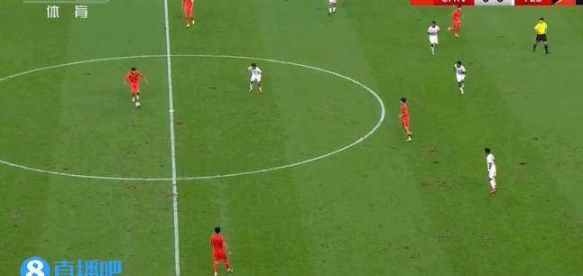 爱游戏体育-比赛过程中球员擦肩而过呼风唤雨