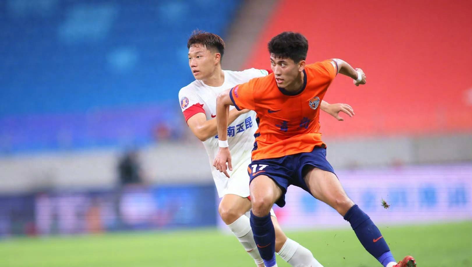 比赛过程中球员擦肩而过呼风唤雨 比赛过程中球员擦肩而过呼风唤雨