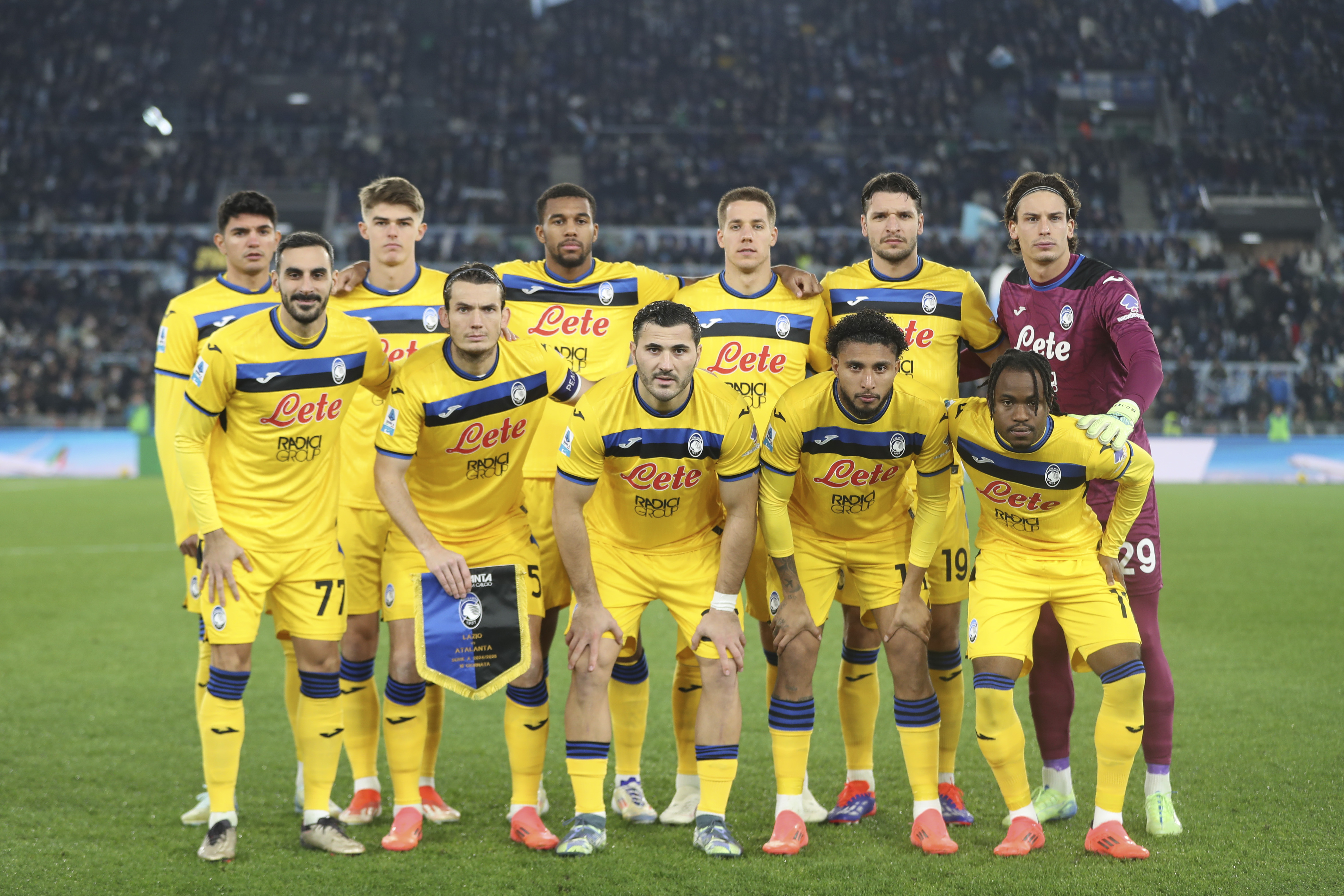 爱游戏体育官网-包含足球比拼激烈，场上球员拼尽全力的词条