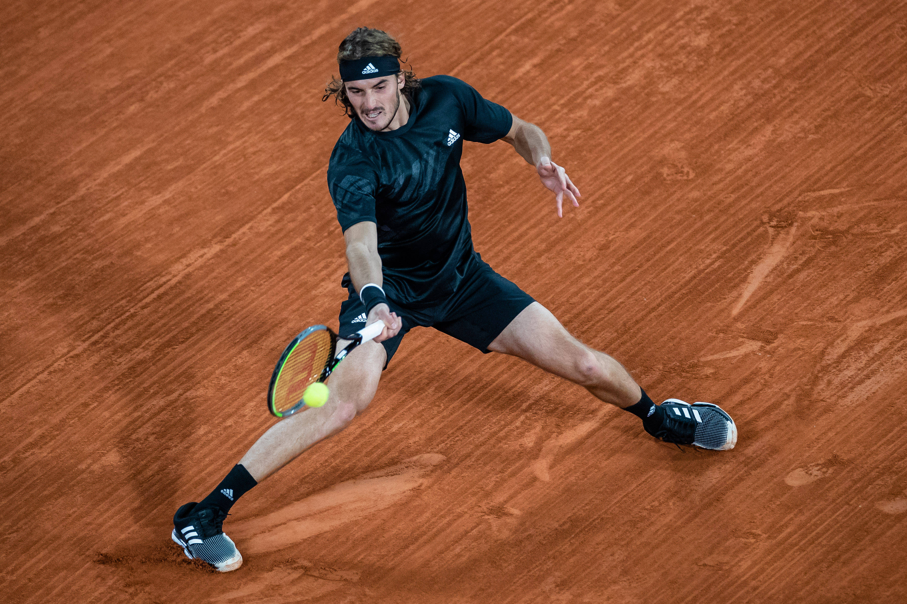 关于欧洲网球队横扫英国网球队，西西帕斯高光表现的信息